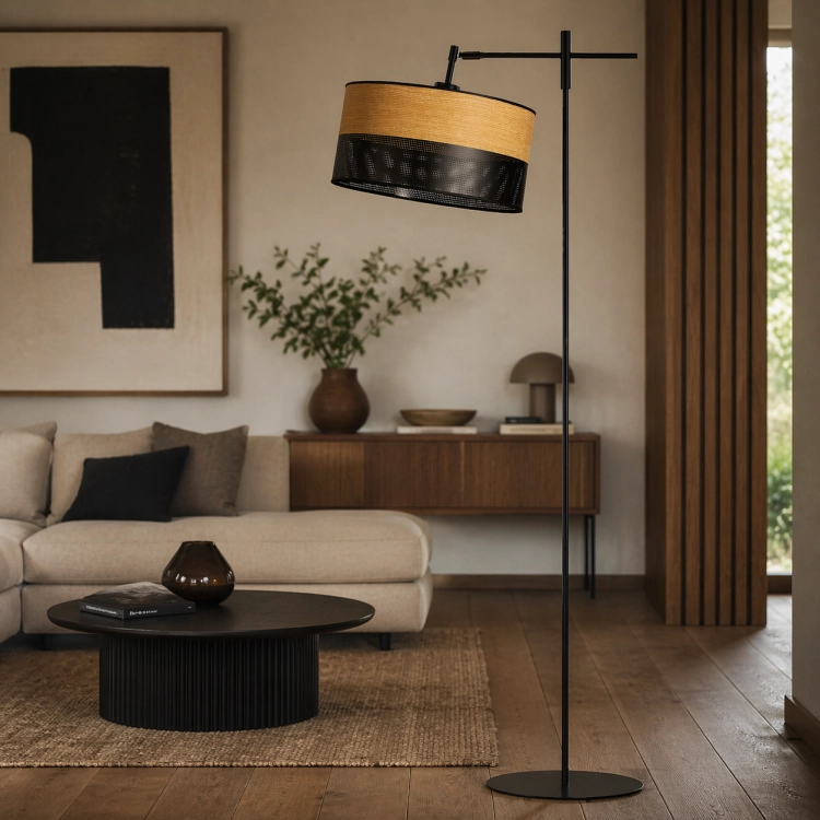 Nowoczesna lampa podłogowa w stylu minimalistyczno-industrialnym. Czarny metal i naturalne drewno tworzą elegancki kontrast. Regulowany klosz zapewnia funkcjonalne oświetlenie salonu, idealne do wnętrz loft i skandynawskich.