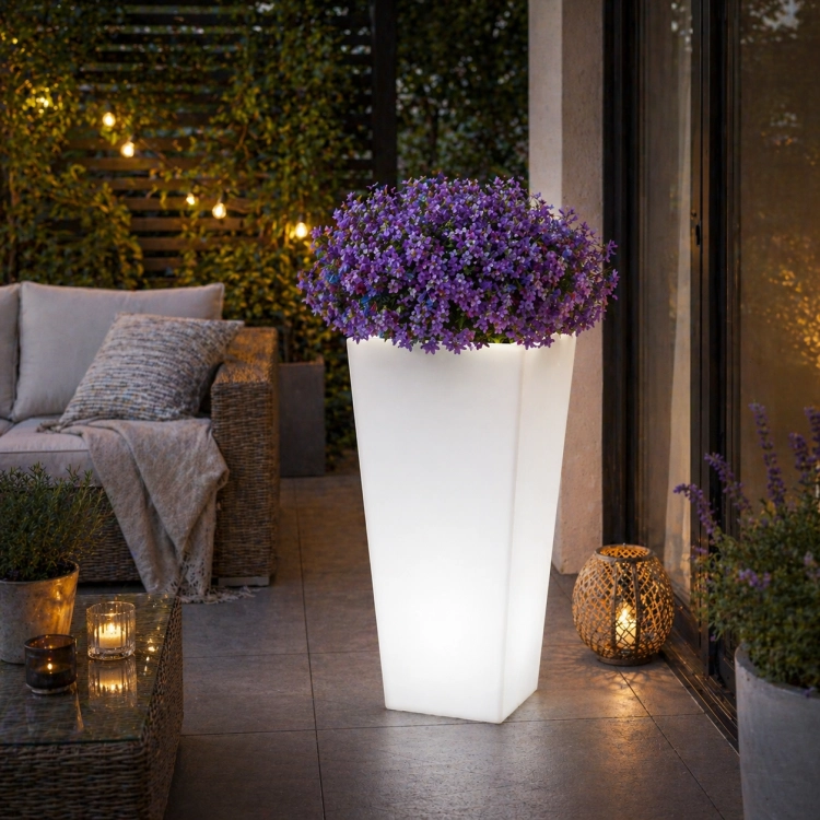 Nowoczesna, podświetlana donica ogrodowa o minimalistycznym designie doskonale sprawdzi się na tarasie, w ogrodzie i przestrzeniach komercyjnych. Wysoka jakość wykonania, odporność na warunki atmosferyczne.