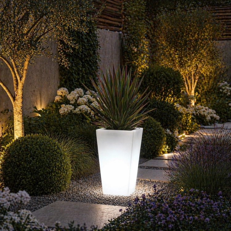 Nowoczesna donica ogrodowa o wysokości 70 cm z podświetleniem LED to idealne rozwiązanie do designerskich aranżacji tarasu i ogrodu. Minimalistyczna forma, trwały materiał i elegancki wygląd podkreślą charakter każdej przestrzeni zewnętrznej.