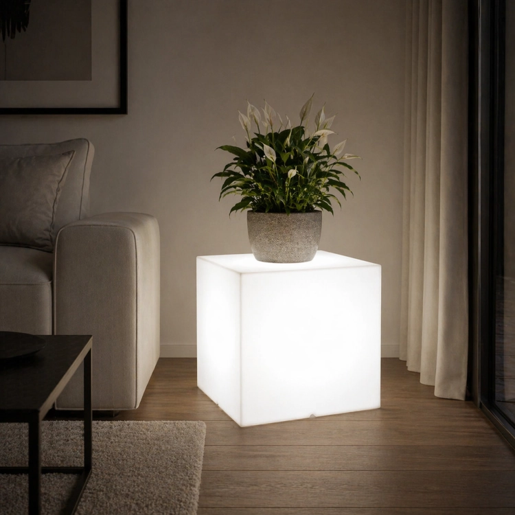 Podświetlana donica LED 50x50x50 cm w formie nowoczesnej kostki to stylowa dekoracja do salonu, tarasu i ogrodu. Emituje miękkie światło, tworząc wyjątkowy klimat i eksponując rośliny. Trwała, energooszczędna i odporna na warunki atmosferyczne.