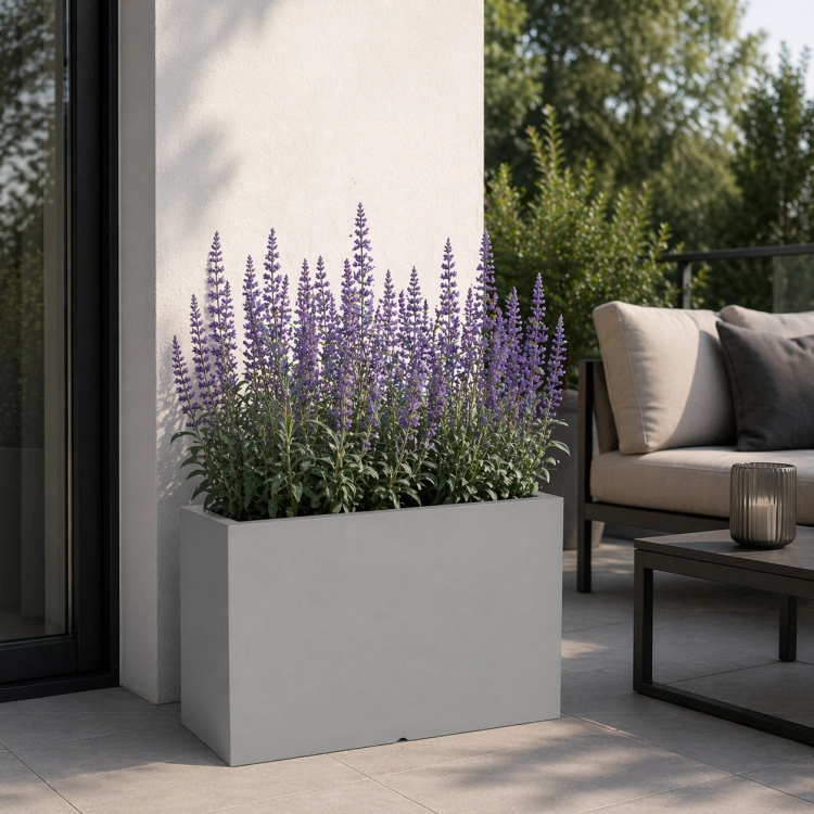 Nowoczesna donica prostokątna w kolorze szarym to idealne rozwiązanie na taras, balkon lub do ogrodu. Minimalistyczny design podkreśla rośliny, a trwałe materiały zapewniają odporność na warunki atmosferyczne i długą żywotność.