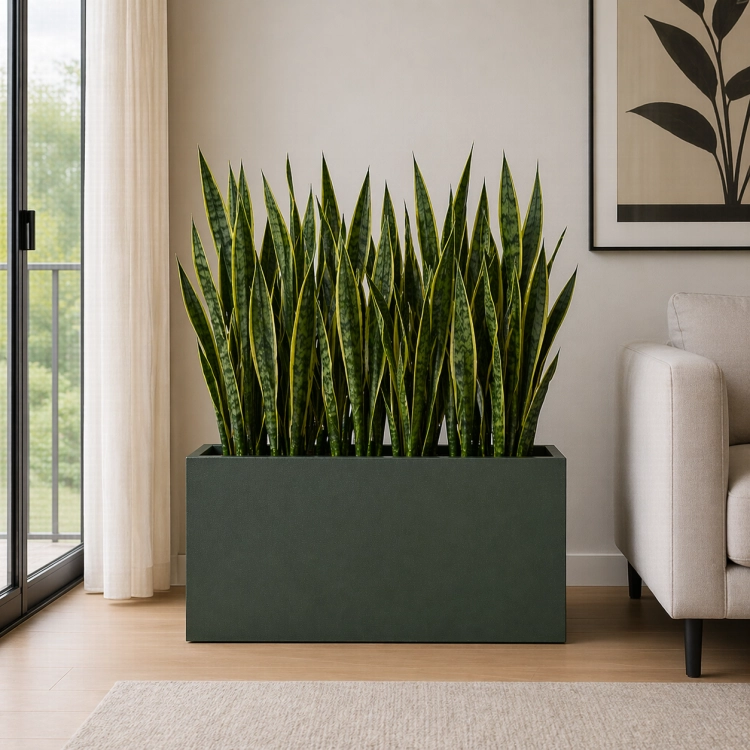 Nowoczesna donica o długości 90 cm i wysokości 40 cm z efektowną różową trawą pampasową to idealna dekoracja do sypialni. Minimalistyczny design podkreśla elegancję wnętrza, wprowadzając przytulny klimat i naturalny akcent roślinny.