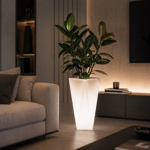 Designerska donica o wysokości 72 cm to idealne rozwiązanie na taras lub do ogrodu. Nowoczesna forma, podświetlana konstrukcja i odporność na warunki atmosferyczne podkreślają piękno roślin, tworząc elegancką i wyjątkową aranżację przestrzeni.