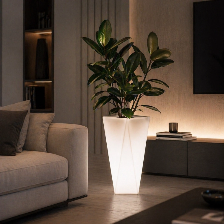 Designerska donica o wysokości 72 cm to idealne rozwiązanie na taras lub do ogrodu. Nowoczesna forma, podświetlana konstrukcja i odporność na warunki atmosferyczne podkreślają piękno roślin, tworząc elegancką i wyjątkową aranżację przestrzeni.