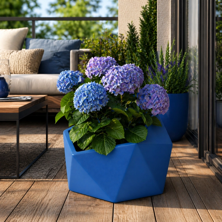 Nowoczesna donica ogrodowa w geometrycznym kształcie, idealna na taras i balkon. Stylowy design podkreśla piękno kwiatów, takich jak hortensje. Trwała, elegancka i funkcjonalna – doskonała do aranżacji przestrzeni outdoorowej.