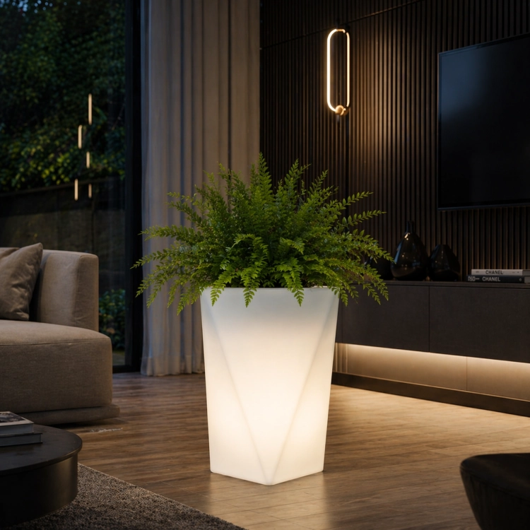 Nowoczesna donica o wysokości 60 cm zachwyca minimalistyczną formą i eleganckim, podświetlanym wykończeniem. Idealna do wnętrz, pięknie eksponuje rośliny, dodając przestrzeni ciepła i stylu. Doskonała do salonu, biura lub tarasu.