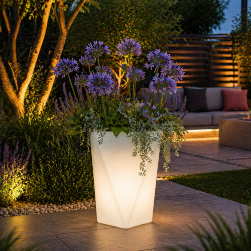 Donica MINOSA to nowoczesne rozwiązanie dla stylowych ogrodów i wnętrz. Wykonana z trwałego polietylenu (PE), odporna na UV i temperatury od -30 do +60°C. Matowe wykończenie i wymiary 40x40x60 cm czynią ją idealną do efektownych kompozycji roślinnych.