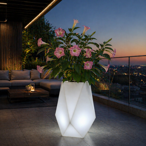 Nowoczesna donica designerska o geometrycznej formie z podświetleniem LED. Idealna na taras, balkon i do wnętrz. Stylowa, trwała i funkcjonalna – doskonała do roślin ozdobnych, takich jak palma czy datura. Podkreśla elegancję każdej aranżacji.