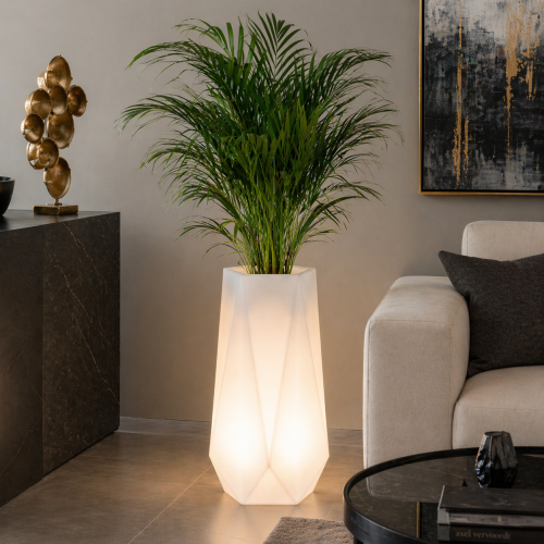 Nowoczesna podświetlana donica ogrodowa o geometrycznym kształcie to stylowy element dekoracyjny na taras i do ogrodu. Idealna do kwiatów i roślin ozdobnych, tworzy wyjątkowy klimat dzięki delikatnemu światłu i eleganckiemu designowi.