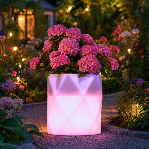 Nowoczesna donica LED o geometrycznym wzorze, idealna do salonu i wnętrz premium. Stylowy design, subtelne podświetlenie i trwałe wykonanie podkreślą piękno roślin domowych, tworząc wyjątkowy klimat w każdym pomieszczeniu.