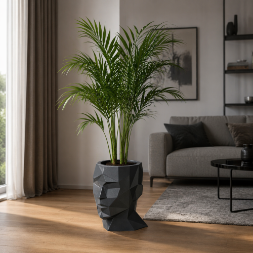 Donica SAGE o geometrycznej formie głowy to designerski dodatek do wnętrz i ogrodu. Wykonana z trwałego polietylenu (PE), odporna na UV i temperatury od -30 do +60°C. Idealna na rośliny i kwiaty. Produkt polski.