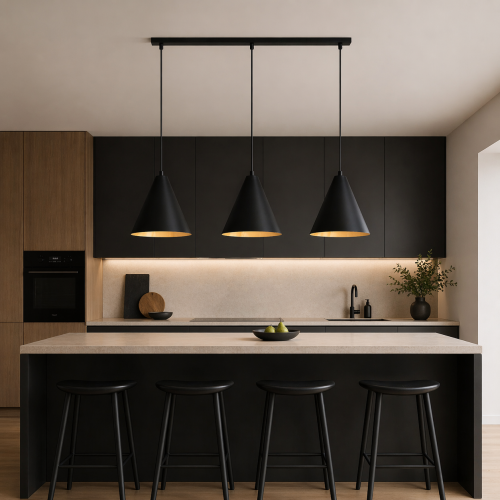 Nowoczesna lampa wisząca z trzema czarnymi kloszami to idealne oświetlenie nad wyspę kuchenną lub stół. Minimalistyczny design, solidne wykonanie i ciepłe światło tworzą stylową atmosferę w każdej nowoczesnej aranżacji wnętrza.