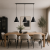 Nowoczesna lampa wisząca z trzema czarnymi kloszami to stylowe oświetlenie nad stół w jadalni lub wyspę kuchenną. Minimalistyczna forma, eleganckie wykończenie i równomierne światło podkreślają charakter wnętrza i tworzą przytulną atmosferę.