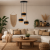 Nowoczesna lampa wisząca boho z trzema punktami światła, łącząca czarny metal z naturalnym rattanem. Idealna nad stolik kawowy lub do salonu, tworzy ciepły, przytulny klimat. Designerskie oświetlenie do wnętrz w stylu boho, japandi i eko.