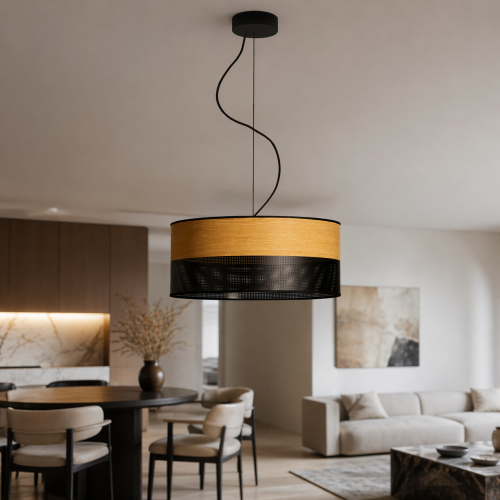 Nowoczesna lampa wisząca z drewnianym wykończeniem i czarnym, ażurowym kloszem to idealne oświetlenie do designerskich wnętrz. Stylowy wygląd, wysoka jakość wykonania i unikalna forma sprawiają, że doskonale podkreśla charakter salonu lub jadalni.