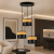 Nowoczesna lampa wisząca z trzema punktami światła, łącząca elegancką czerń z naturalnym wykończeniem drewna. Designerski styl idealny do salonu, jadalni lub kuchni. Oryginalne oświetlenie, które podkreśli charakter wnętrza.