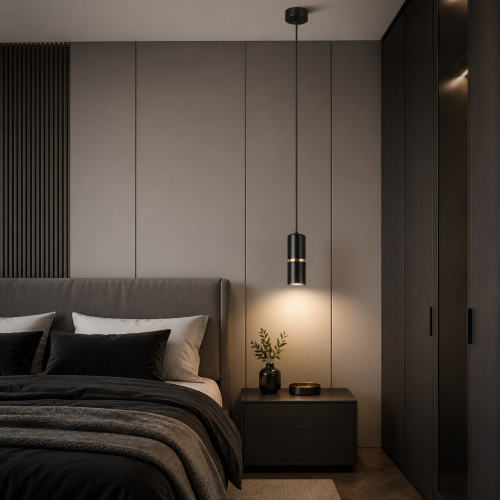 Nowoczesna lampa wisząca w minimalistycznej sypialni – elegancki design w czerni ze złotym akcentem idealnie oświetla stolik nocny. Stylowe oświetlenie sufitowe podkreśla nowoczesne wnętrze, tworząc przytulny i luksusowy klimat.