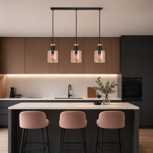 Nowoczesna lampa wisząca nad wyspą kuchenną w stylu minimalistycznym. Eleganckie połączenie czerni, złota i szkła idealnie wpisuje się w modne wnętrza. Designerskie oświetlenie do kuchni, które podkreśla charakter aranżacji i tworzy przytulny klimat.