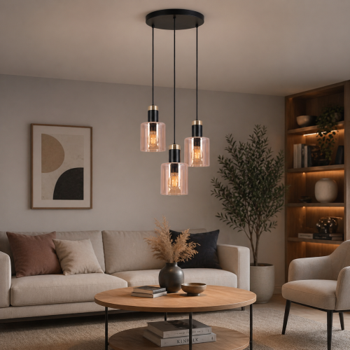 Nowoczesna lampa wisząca z trzema kloszami z przydymionego szkła w odcieniu bursztynu. Styl industrialno-loftowy, czarne wykończenie z złotymi detalami. Idealna do salonu nad stolik kawowy, tworzy ciepłe i eleganckie oświetlenie wnętrza.