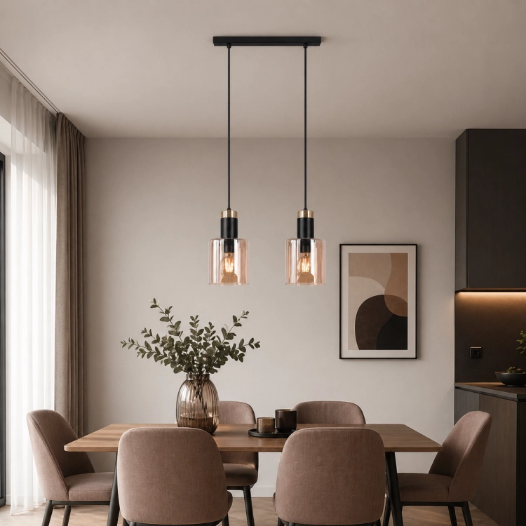 Nowoczesna lampa wisząca z podwójnym kloszem w odcieniu przydymionego szkła, idealna do jadalni lub salonu. Minimalistyczny design w stylu skandynawskim łączy elegancję z funkcjonalnością, zapewniając ciepłe, nastrojowe oświetlenie wnętrza.