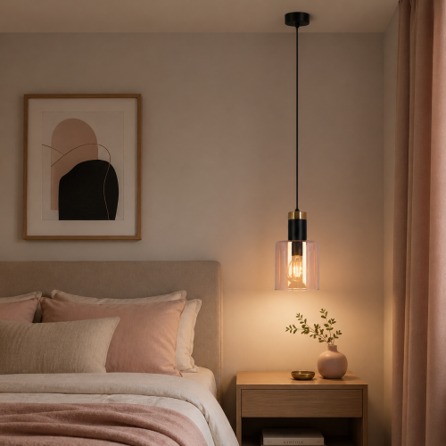 Nowoczesna lampa wisząca w stylu minimalistycznym idealnie komponuje się z przytulną sypialnią. Elegancki design, szklany klosz i ciepłe światło tworzą wyjątkowy klimat nad stolikiem nocnym. Doskonały wybór do wnętrz skandynawskich i modern.