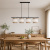 Nowoczesna lampa wisząca z czterema abażurami w naturalnym wykończeniu to idealne oświetlenie nad stół do jadalni. Minimalistyczny design, czarna konstrukcja i tkaninowe klosze tworzą elegancki klimat w stylu skandynawskim.