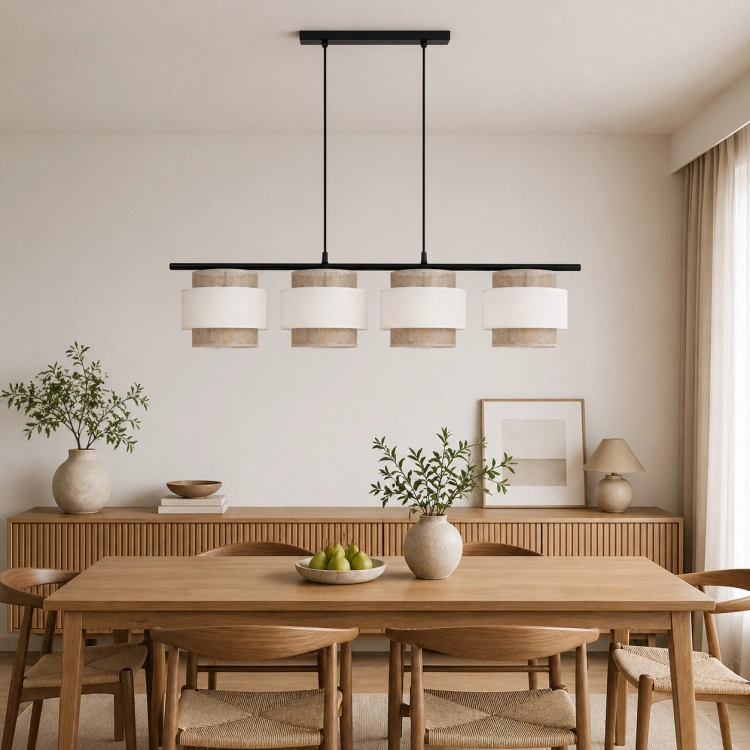 Nowoczesna lampa wisząca z czterema abażurami w naturalnym wykończeniu to idealne oświetlenie nad stół do jadalni. Minimalistyczny design, czarna konstrukcja i tkaninowe klosze tworzą elegancki klimat w stylu skandynawskim.