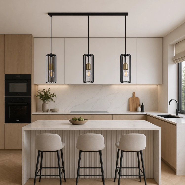 Lampa wisząca potrójna w stylu loft z metalową, czarną konstrukcją i ozdobnymi żarówkami Edison. Idealna nad wyspę kuchenną lub stół. Nowoczesny design łączy industrialny charakter z elegancją, zapewniając stylowe i funkcjonalne oświetlenie wnętrza.