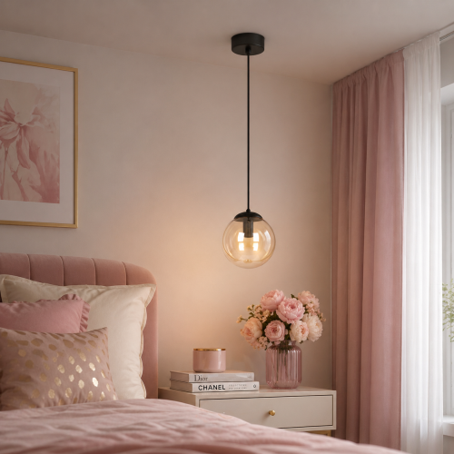 Nowoczesna lampa wisząca z kulistym, przydymionym kloszem to idealne oświetlenie do sypialni, salonu lub jadalni. Minimalistyczny design łączy elegancję z funkcjonalnością, tworząc ciepły, przytulny klimat w kobiecym wnętrzu.