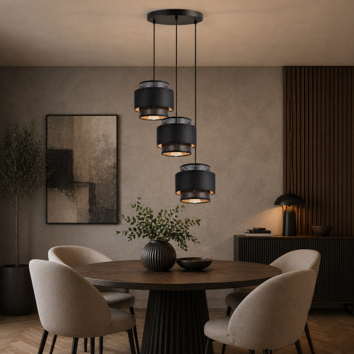 Nowoczesna lampa wisząca z trzema punktami światła to idealne rozwiązanie do jadalni nad okrągłym stołem. Minimalistyczny design, czarne wykończenie i subtelne detale tworzą elegancki klimat i przytulne oświetlenie wnętrza.