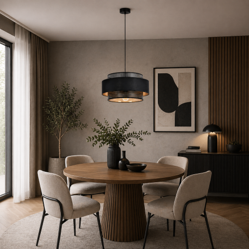 Nowoczesna lampa wisząca w stylu industrialnym z czarnym, metalowym kloszem i ażurowymi detalami. Zapewnia ciepłe, nastrojowe światło, idealne do salonu, jadalni lub kuchni. Designerskie oświetlenie łączące funkcjonalność z elegancją.