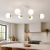 Nowoczesna lampa sufitowa w stylu minimalistycznym z białą konstrukcją i złotymi akcentami to idealne oświetlenie do kuchni i salonu. Designerska forma, kuliste klosze i eleganckie wykończenie podkreślą charakter współczesnych wnętrz.
