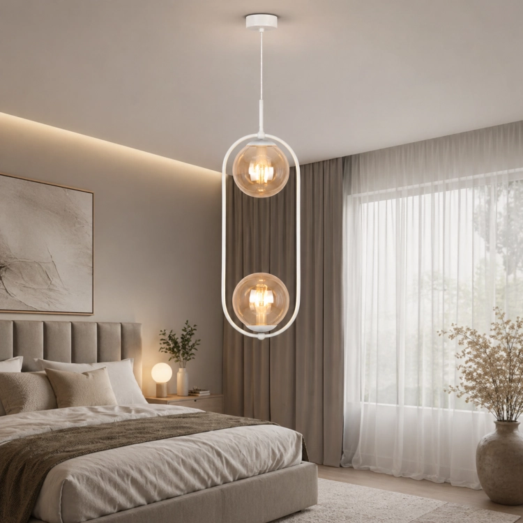 Nowoczesna lampa sufitowa o minimalistycznym designie z dwoma szklanymi kloszami w ciepłym odcieniu. Idealna do sypialni i salonu, tworzy przytulny klimat i doskonale wpisuje się w modne, eleganckie aranżacje wnętrz.