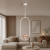 Nowoczesna lampa wisząca o minimalistycznym designie, idealna do salonu. Biała konstrukcja i dekoracyjna żarówka tworzą elegancki, ciepły klimat. Doskonała do wnętrz w stylu skandynawskim i nowoczesnym.