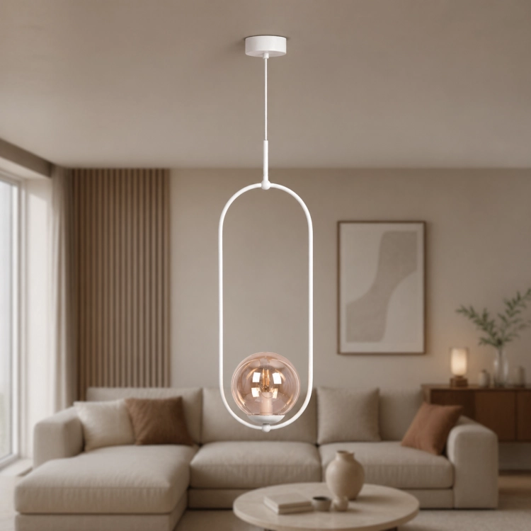 Nowoczesna lampa wisząca o minimalistycznym designie, idealna do salonu. Biała konstrukcja i dekoracyjna żarówka tworzą elegancki, ciepły klimat. Doskonała do wnętrz w stylu skandynawskim i nowoczesnym.