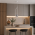 Nowoczesna lampa wisząca do kuchni o minimalistycznej formie z eleganckim, szklanym kloszem. Idealna nad wyspę kuchenną, zapewnia stylowe oświetlenie i podkreśla nowoczesny charakter wnętrza. Doskonała do aranżacji loftowych i skandynawskich.