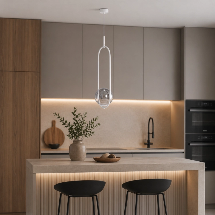 Nowoczesna lampa wisząca do kuchni o minimalistycznej formie z eleganckim, szklanym kloszem. Idealna nad wyspę kuchenną, zapewnia stylowe oświetlenie i podkreśla nowoczesny charakter wnętrza. Doskonała do aranżacji loftowych i skandynawskich.