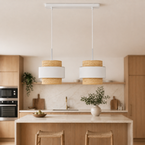 Nowoczesna lampa wisząca o szerokości 49 cm, idealna nad wyspę kuchenną. Połączenie jasnego abażuru i naturalnej plecionki nadaje wnętrzu styl japandi i skandynawski. Minimalistyczny design, wysoka jakość wykonania i przytulne światło.