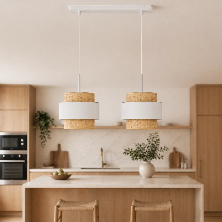 Nowoczesna lampa wisząca o szerokości 49 cm, idealna nad wyspę kuchenną. Połączenie jasnego abażuru i naturalnej plecionki nadaje wnętrzu styl japandi i skandynawski. Minimalistyczny design, wysoka jakość wykonania i przytulne światło.
