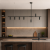 Nowoczesna lampa sufitowa nad blat kuchenny o minimalistycznym designie. Czarna, liniowa forma idealnie wpisuje się w styl nowoczesny i industrialny. Zapewnia równomierne oświetlenie, podkreślając elegancję i funkcjonalność kuchni.
