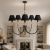 Elegancka lampa wisząca w stylu nowoczesnej klasyki – czarne abażury i złote detale tworzą luksusowy akcent w salonie lub jadalni. Designerski żyrandol zapewnia nastrojowe światło i podkreśla wyjątkowy charakter wnętrza.