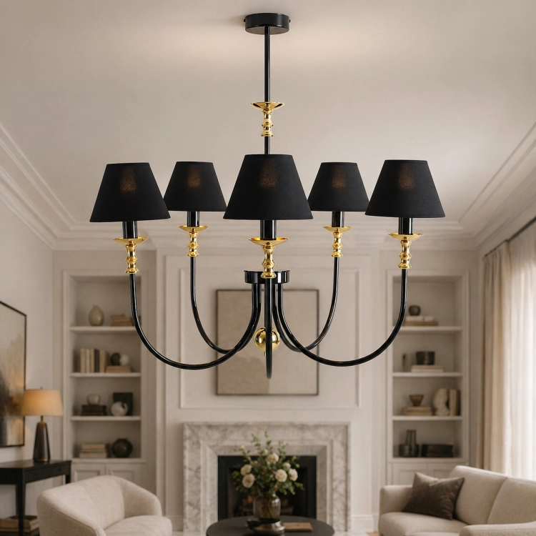 Elegancka lampa wisząca w stylu nowoczesnej klasyki – czarne abażury i złote detale tworzą luksusowy akcent w salonie lub jadalni. Designerski żyrandol zapewnia nastrojowe światło i podkreśla wyjątkowy charakter wnętrza.