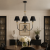 Elegancka lampa sufitowa do jadalni w klasycznym stylu glamour. Czarne abażury i złote detale tworzą luksusowy efekt, idealny nad stół. Designerskie oświetlenie, które łączy nowoczesność z ponadczasową elegancją wnętrza.
