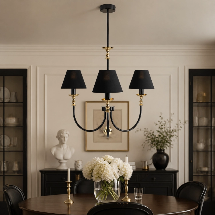 Elegancka lampa sufitowa do jadalni w klasycznym stylu glamour. Czarne abażury i złote detale tworzą luksusowy efekt, idealny nad stół. Designerskie oświetlenie, które łączy nowoczesność z ponadczasową elegancją wnętrza.