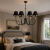 Elegancka lampa wisząca w czarno-złotym wykończeniu to idealne oświetlenie do stylowej sypialni lub salonu. Klasyczna forma z nowoczesnym akcentem nadaje wnętrzu luksusowy charakter, zapewniając przytulne i efektowne światło.
