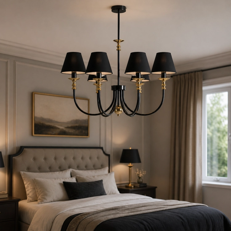Elegancka lampa wisząca w czarno-złotym wykończeniu to idealne oświetlenie do stylowej sypialni lub salonu. Klasyczna forma z nowoczesnym akcentem nadaje wnętrzu luksusowy charakter, zapewniając przytulne i efektowne światło.