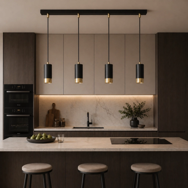 Nowoczesna lampa wisząca LED o szerokości 60 cm, z czterema cylindrycznymi kloszami w czerni i złocie. Idealna nad wyspę kuchenną lub stół. Minimalistyczny design, eleganckie wykończenie i wysokiej jakości materiały do wnętrz nowoczesnych i loftowych.