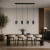 Nowoczesna lampa wisząca z czterema punktami światła w eleganckim, czarnym wykończeniu. Minimalistyczny design idealny nad stół do jadalni lub salonu. Zapewnia równomierne oświetlenie i podkreśla styl współczesnych wnętrz.