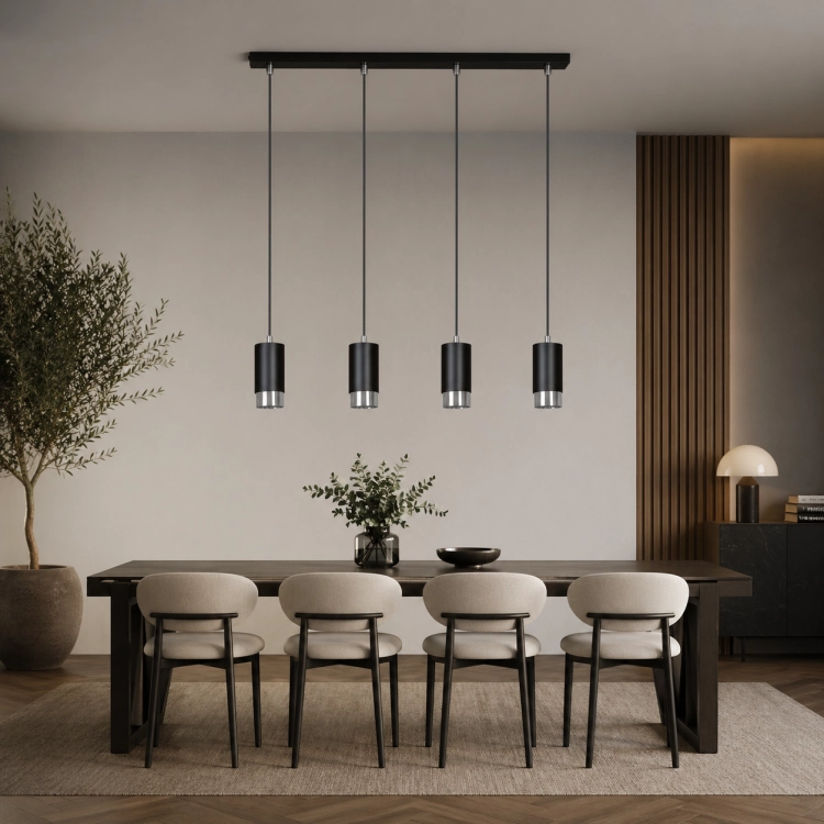 Nowoczesna lampa wisząca z czterema punktami światła w eleganckim, czarnym wykończeniu. Minimalistyczny design idealny nad stół do jadalni lub salonu. Zapewnia równomierne oświetlenie i podkreśla styl współczesnych wnętrz.