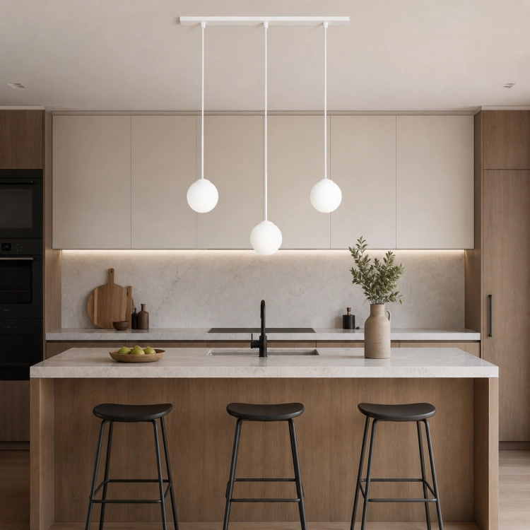 Nowoczesna lampa wisząca z trzema kulistymi kloszami to idealne oświetlenie nad wyspę kuchenną lub stół. Minimalistyczny design, białe wykończenie i elegancka forma doskonale wpisują się w styl nowoczesny, skandynawski i japandi.